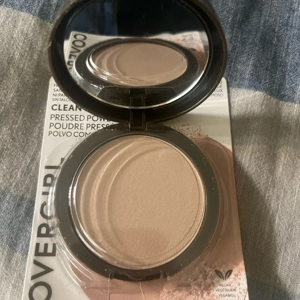 Brand new In package cover girl pressed powdered foundation. #150